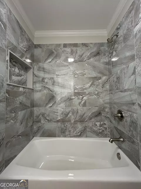 Bath - 114 Red Oak Trl, Lagrange, GA 30240 photo 7 of 12