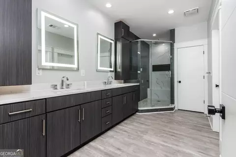 Bath - 2804 Skyland Dr NE, Chamblee, GA 30341 photo 3 of 8