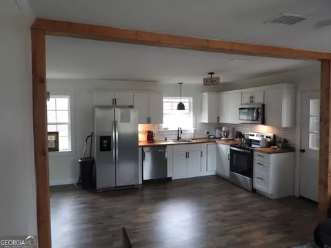 Kitchen - 121 Beaver Dr, Blackshear, GA 31516 photo 4 of 5