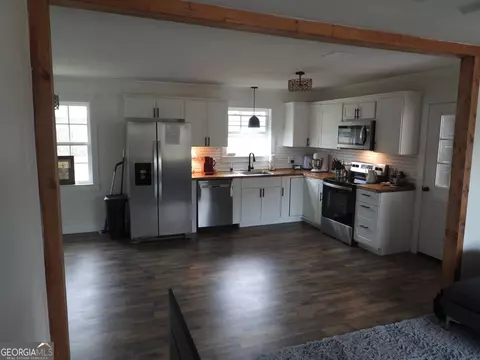 Kitchen - 121 Beaver Dr, Blackshear, GA 31516 photo 2 of 5