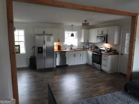 Kitchen - 121 Beaver Dr, Blackshear, GA 31516 photo 3 of 5