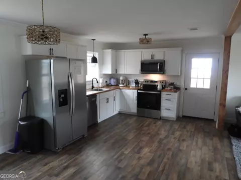 Kitchen - 121 Beaver Dr, Blackshear, GA 31516 photo 5 of 5