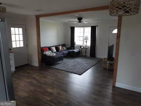 Living - 121 Beaver Dr, Blackshear, GA 31516 photo 1 of 1
