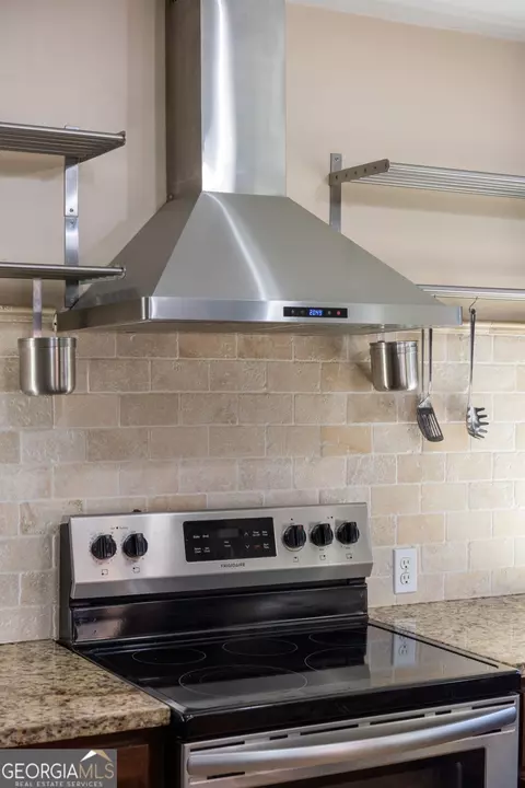Kitchen - 547 Byars Dr, Macon, GA 31210 photo 7 of 10