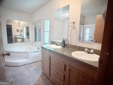 Bath - 5448 Blanton Mill Rd, Williamson, GA 30292 photo 5 of 9