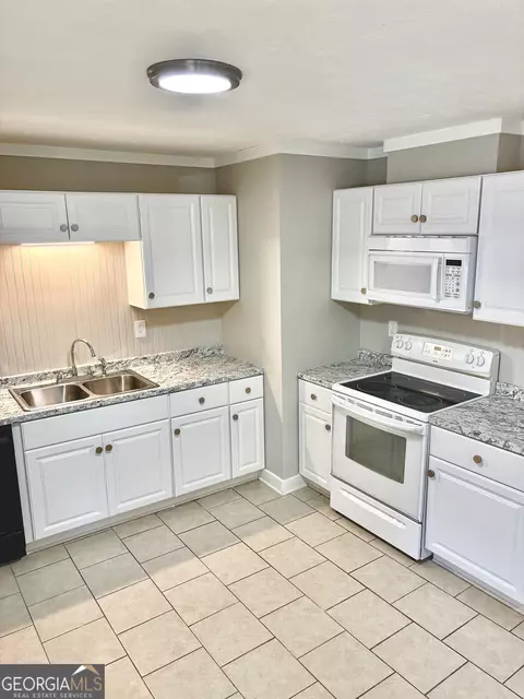 Kitchen - 56 John Lovelace Rd, Lagrange, GA 30241 photo 2 of 2