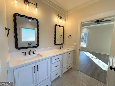 Bath - 2302 Thomas St, Adel, GA 31620 photo 2 of 5