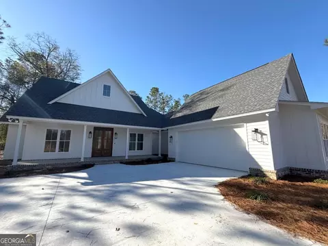 Exterior - 2302 Thomas St, Adel, GA 31620 photo 2 of 4