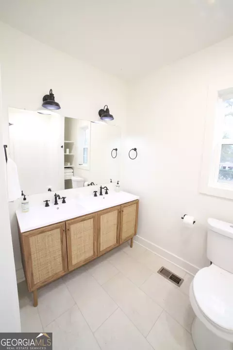 Bath - 620 E Lee St, Thomaston, GA 30286 photo 5 of 6