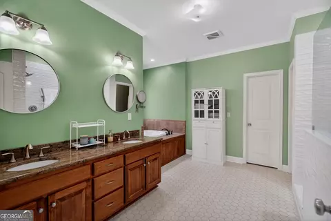 Bath - 830 John Lovelace Rd, Lagrange, GA 30241 photo 2 of 7