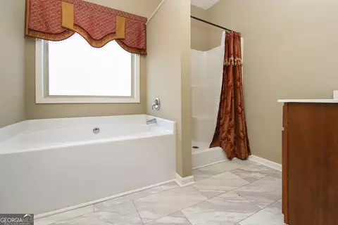 Bath - 204 Dixie Creek Dr, Lagrange, GA 30240 photo 2 of 4