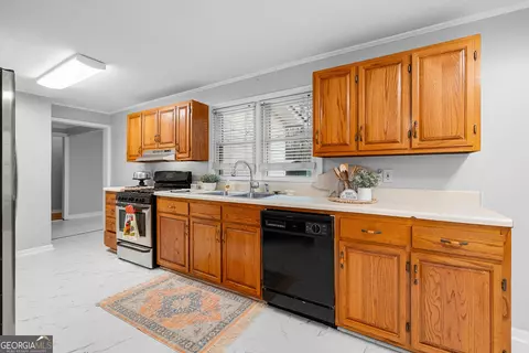 Kitchen - 1330 Dunn Rd, Molena, GA 30258 photo 3 of 4