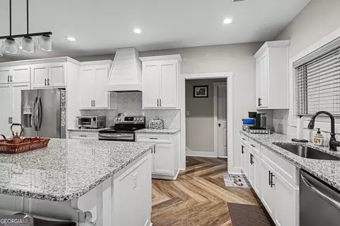 Kitchen - 1505 Willis Rd, Barnesville, GA 30204 photo 2 of 3
