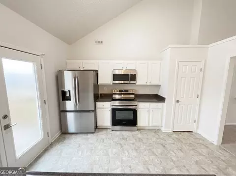 Kitchen - 736 Tullamore Way, Hampton, GA 30228 photo 2 of 3