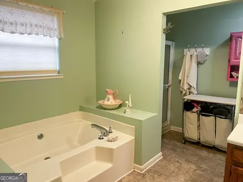 Bath - 153 View St, Clarkesville, GA 30523 photo 3 of 7