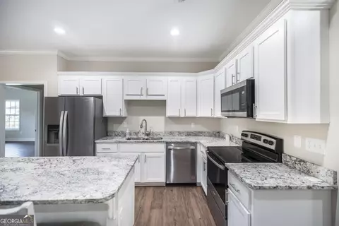 Kitchen - 202 S Lake Ct, Dublin, GA 31021 photo 1 of 4