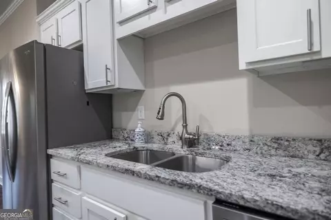 Kitchen - 202 S Lake Ct, Dublin, GA 31021 photo 3 of 4