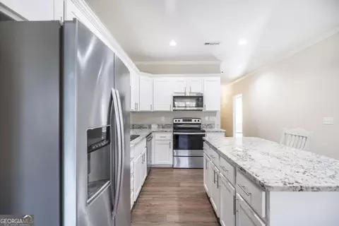 Kitchen - 202 S Lake Ct, Dublin, GA 31021 photo 4 of 4