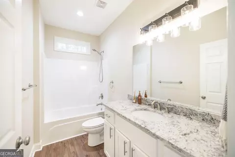 Bath - 202 S Lake Ct, Dublin, GA 31021 photo 1 of 2