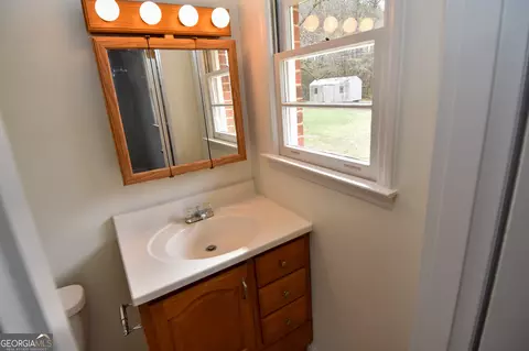 Bath - 550 Gresham Rd, Zebulon, GA 30295 photo 2 of 5