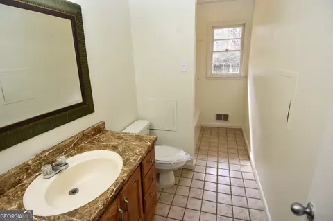 Bath - 550 Gresham Rd, Zebulon, GA 30295 photo 3 of 5