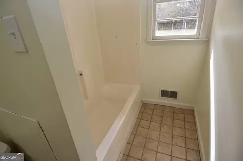 Bath - 550 Gresham Rd, Zebulon, GA 30295 photo 5 of 5