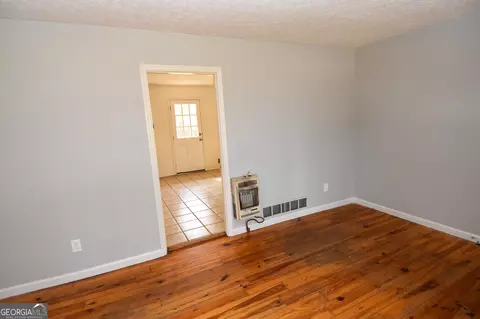 Living - 550 Gresham Rd, Zebulon, GA 30295 photo 2 of 3