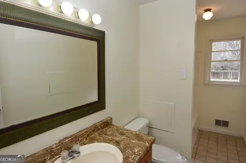 Bath - 550 Gresham Rd, Zebulon, GA 30295 photo 4 of 5
