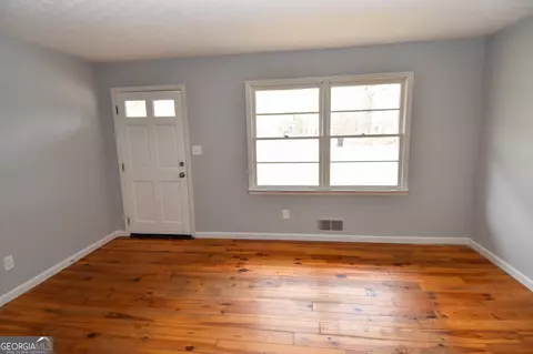 Living - 550 Gresham Rd, Zebulon, GA 30295 photo 1 of 3