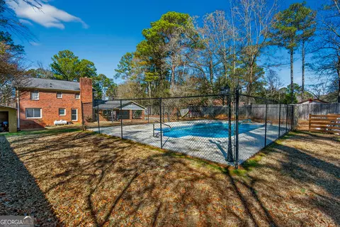 Exterior - 214 Willowcrest Way, Lagrange, GA 30240 photo 4 of 10