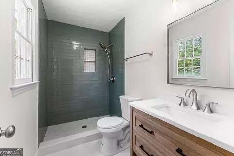 Bath - 223 Pinehaven Dr, Lagrange, GA 30240 photo 2 of 4