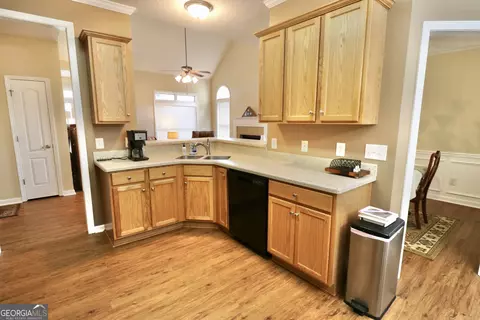 Kitchen - 190 Roundtree Way, Williamson, GA 30292 photo 4 of 4