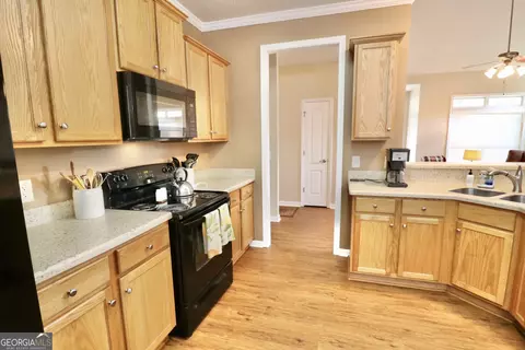 Kitchen - 190 Roundtree Way, Williamson, GA 30292 photo 3 of 4