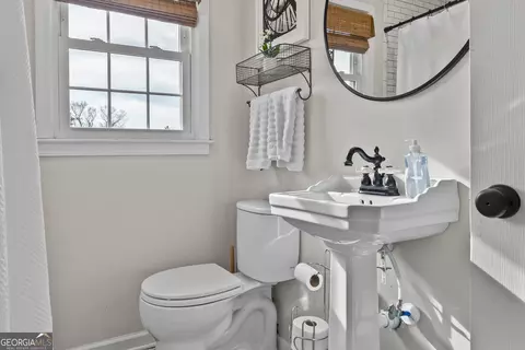 Bath - 555 Hubbard Rd, Carnesville, GA 30521 photo 5 of 7