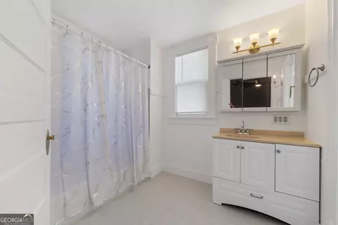 Bath - 514 Covington St, Jackson, GA 30233 photo 6 of 7