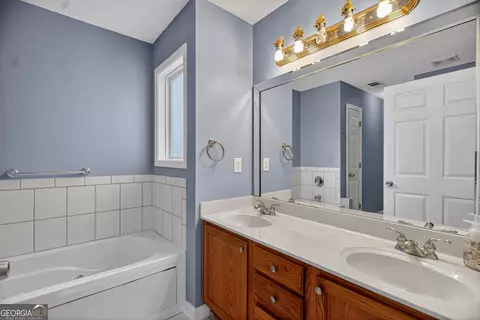 Bath - 107 Waters Edge Dr, Lagrange, GA 30240 photo 1 of 4