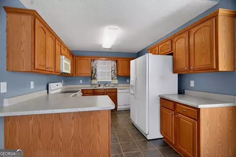 Kitchen - 107 Waters Edge Dr, Lagrange, GA 30240 photo 2 of 2