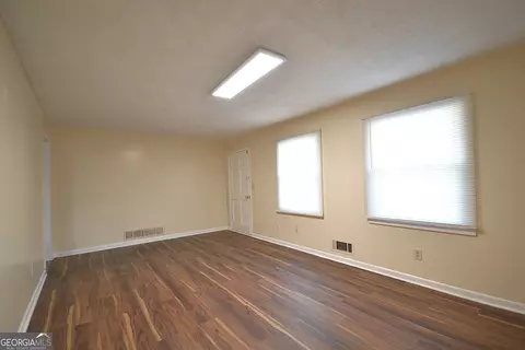 Living - 1865 Oxford Dr, Morrow, GA 30260 photo 2 of 5