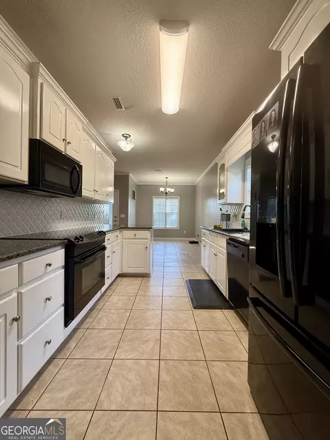 Kitchen - 213 Okeechobee Dr, Dothan, AL 36301 photo 4 of 7