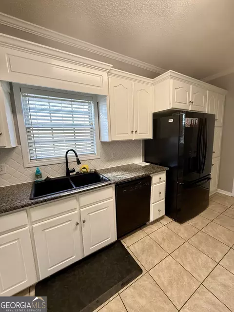 Kitchen - 213 Okeechobee Dr, Dothan, AL 36301 photo 5 of 7