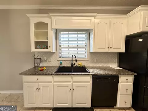 Kitchen - 213 Okeechobee Dr, Dothan, AL 36301 photo 6 of 7