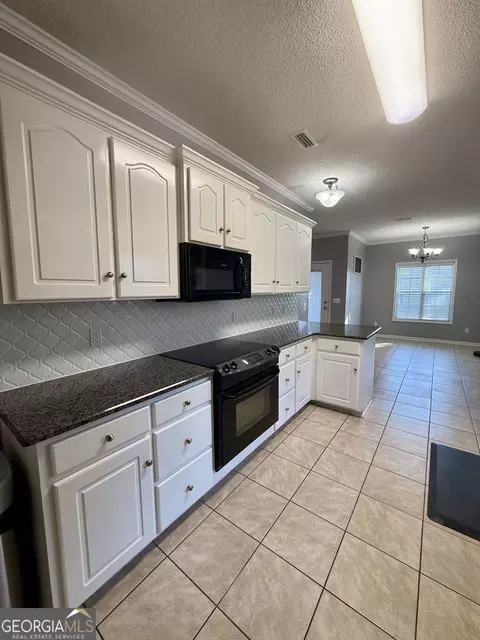 Kitchen - 213 Okeechobee Dr, Dothan, AL 36301 photo 3 of 7