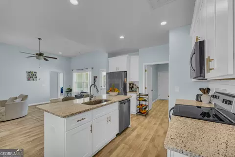 Kitchen - 112 White Oak Trl, Commerce, GA 30529 photo 2 of 3