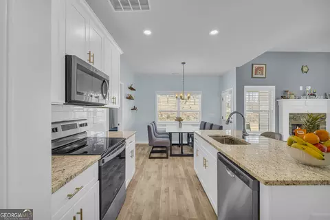 Kitchen - 112 White Oak Trl, Commerce, GA 30529 photo 3 of 3