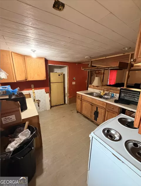 Kitchen - 258 Persimmon St, Toccoa, GA 30577 photo 1 of 2