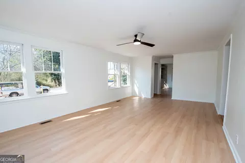 Living - 204 Cleaveland Dr, Lagrange, GA 30241 photo 4 of 7
