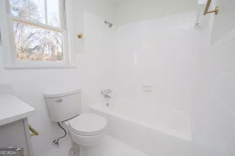 Bath - 204 Cleaveland Dr, Lagrange, GA 30241 photo 3 of 4