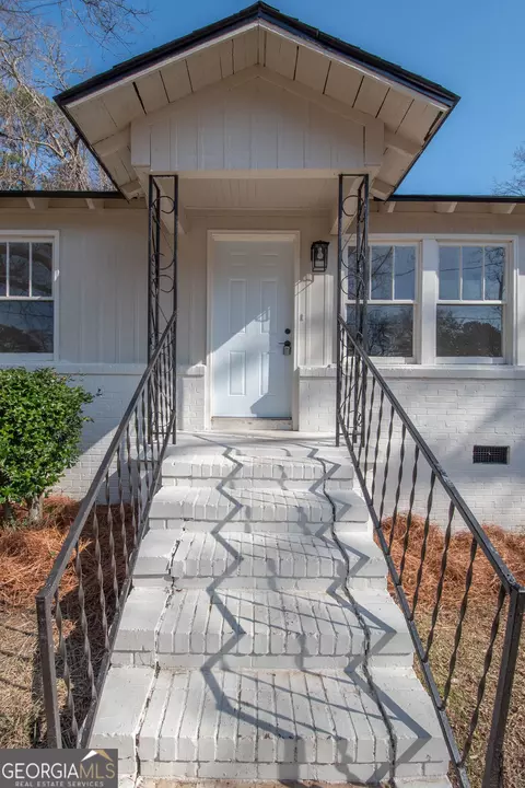 Exterior - 204 Cleaveland Dr, Lagrange, GA 30241 photo 3 of 8
