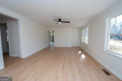 Living - 204 Cleaveland Dr, Lagrange, GA 30241 photo 3 of 7