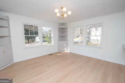 Living - 204 Cleaveland Dr, Lagrange, GA 30241 photo 6 of 7